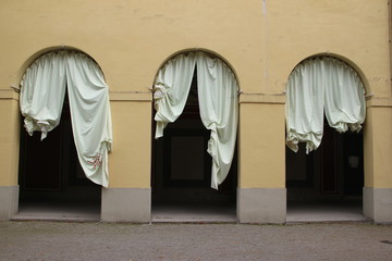 Vorh&auml;nge im Torbogen