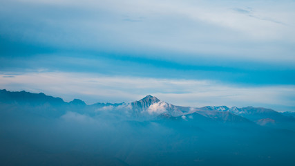 Fototapeta na wymiar Catena montuosa delle Alpi con foschia