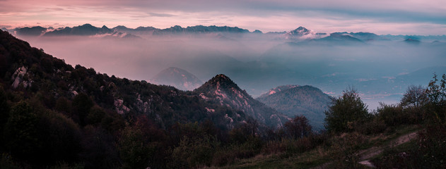 Catena montuosa delle Alpi con foschia durante il tramonto