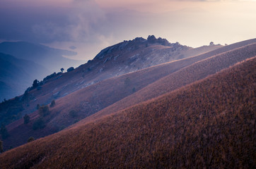 Catena montuosa delle Alpi con foschia durante il tramonto
