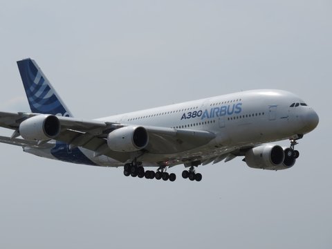 Airbus A380, avion très gros porteur à l’atterrissage au salon du Bourget – Paris Air Show de juin 2017 (France)