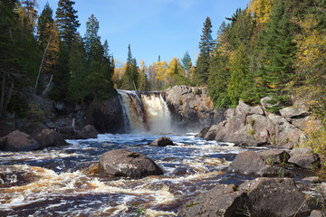 Illgen Falls on Minnesota's north shore during autumn - obrazy, fototapety, plakaty