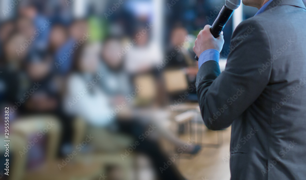 Fototapete tech speaker giving seminar to audience. entrepreneurs in development workshop listen to presenter. 
