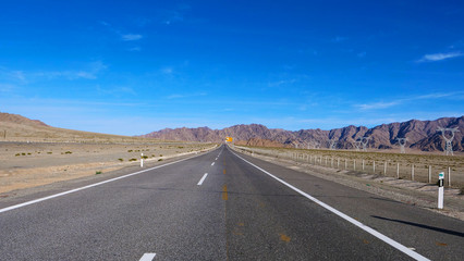 Landscape view of beautiful blue sky and high way road in Gansu Cina