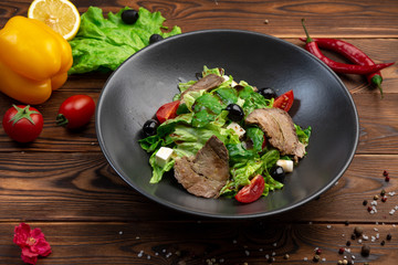 bifu sarada salad of tender slices of beef, feta cheese, cherry tomatoes and spinach leaves