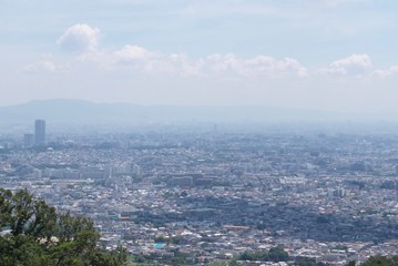 山から見下ろす街の景色