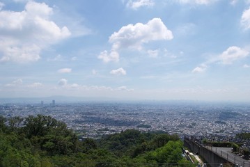 山から見下ろす街の景色
