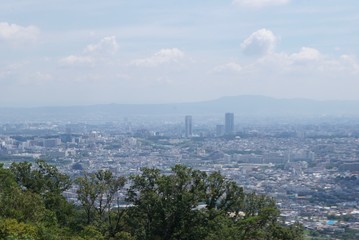 山から見下ろす街の景色