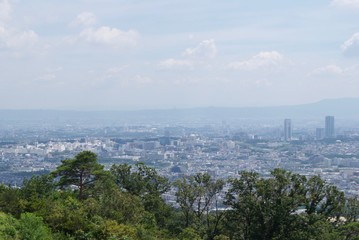 山から見下ろす街の景色