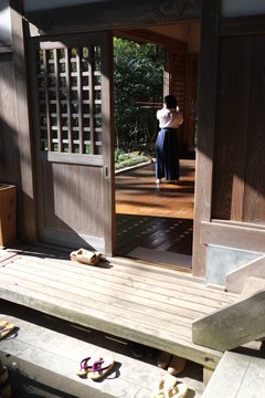 日本の鎌倉の弓道場の練習風景