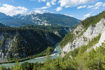 Fototapeta na wymiar Zug der rhätischen Bahn, Rheinschlucht, Ruinaulta, Graubünden, Schweiz, Europa