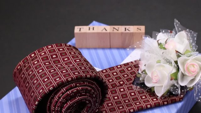 プレゼントイメージ　ネクタイとバラの花束