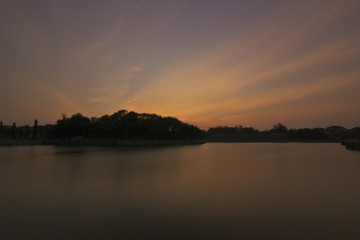 Obraz premium sunset over the lake