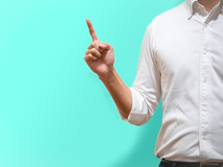 人差し指を上げるビジネスマン　ひらめき　アイディア　注目　水色背景