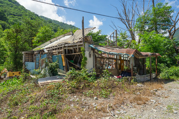 廃墟 家 倒壊 
