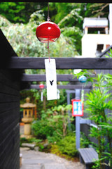 日本の小道のガラス風鈴のある夏の風景