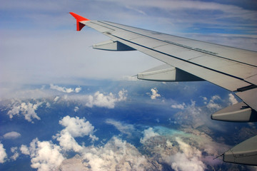 Obraz premium Airplane wing in blue sky