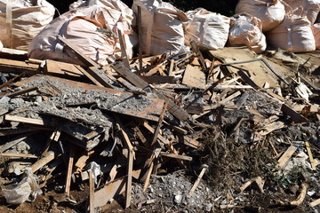 積まれたガレキの山