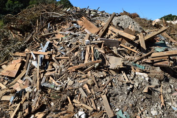 積まれたガレキの山