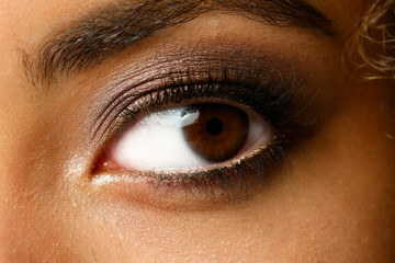 Obraz premium Eye of a black woman shot large macro beauty background