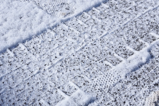 Patterns of winter tires on ice