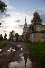 Obraz premium Old Russian Church during restoration at sunset in the evening 