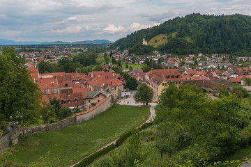 Fototapeta na wymiar Veduta panoramica del centro storico di Skofja Loka in Slovenia