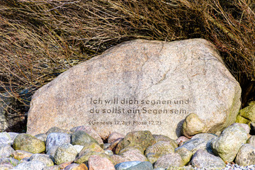 Fels mit Bibelspruch