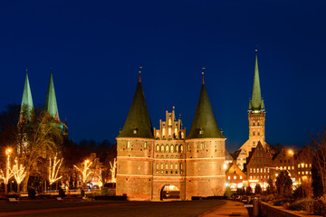 Obraz premium Holstentor zur Lübeck bei Nacht
