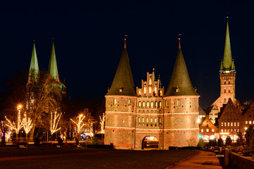 Obraz premium Holstentor zur Lübeck bei Nacht