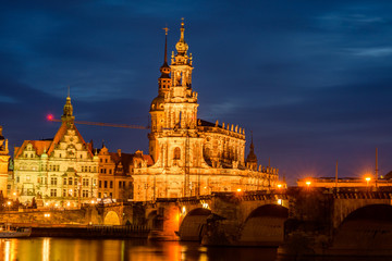 Fototapeta na wymiar Panorama Dresden zur blauen Stunde