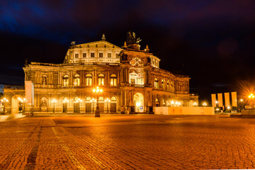 Fototapeta na wymiar Semperoper zu Dresden bei Nacht