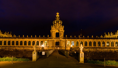Fototapeta na wymiar Zwinger zu Dresden bei Nacht