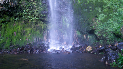 八丈島の秘境　神秘的な唐滝の滝壺