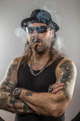 Rocker mit Hut und Zigarre schwarze Sonnenbrille