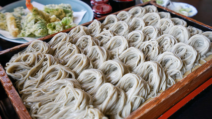 そばの町、新潟県十日町のへぎそばと天ぷら盛り合わせ