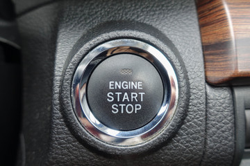 自動車　エンジンのスタートボタン