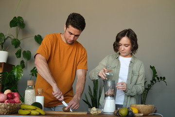 Young married couple makes a smoothie