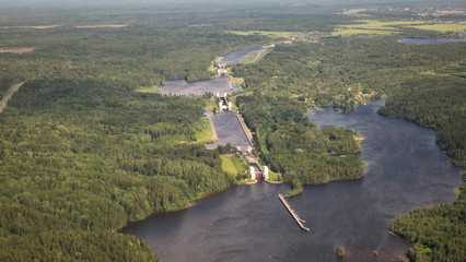 Bird's-eye view of the river and the ship's locks .