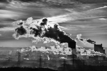 Photo sur Aluminium Noir et blanc Fumer des pipes de centrale thermique contre le ciel bleu