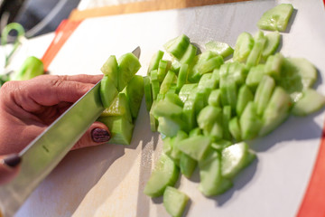 Gurke schneiden Salat vorbereiten cucumber cutting salad prepare 