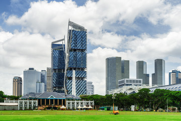 Fototapeta premium Modern buildings in downtown of Singapore on blue sky background