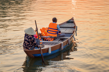 Obraz premium Tourist traveling by boat at sunset, Hoi An, Vietnam