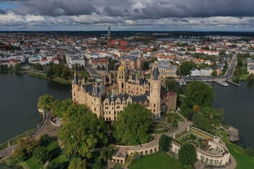 Schweriner Stadtschloss in Mecklenburg-Vorpommern, Foto aus der Luft, Drohnenperspektive, im Hintergrund dunkle Wolken