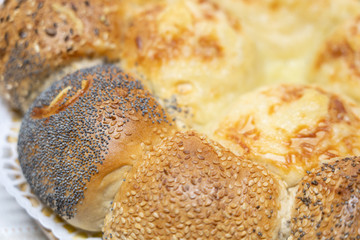 Leckere Bäckerbrötchen mit verschiedenen Körnern