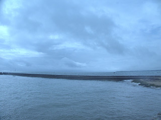 Soir d'hiver , ciel nuageux .