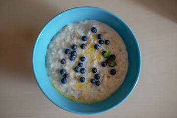  Porridge with blueberries in a plate