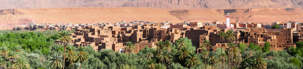 Obraz premium Street of the Kasbahs / Kasbahs in Dade valley in the south of Morocco, Africa.