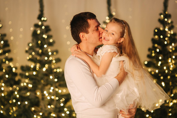 Naklejka premium Dad play with his cute little daughter on holiday. Chrisrmas mood