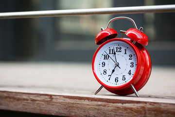 Naklejka premium Alarm clock in the morning outdoors, on the steps, Workplace